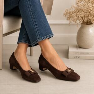 Etienne Aigner SZ 8.5 VTG "Fiesta" Brown Suede Pump Gold Hardware Flat Bow